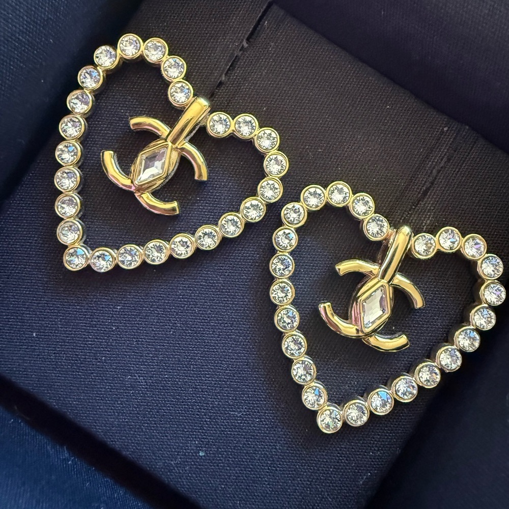 CHANEL CC Logos Rhinestone Heart Stud Earrings Gold Tone L23C Auth w/Box #3331 - Picture 3 of 5